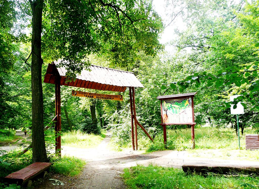 Szlaki prowadzące do Parku Słowiańskiego .Fot. Jerzy Wilanowski